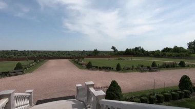 Sarayın beyaz merdivenlerinden in. Projeniz için kaliteli video