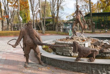 Kyiv, Ukrayna - 10 / 21 / 2021: Kyiv Zoo. Pinokyo filmindeki sahnenin heykelleri çeşmenin yanında. Projeniz için kalite kalıbı