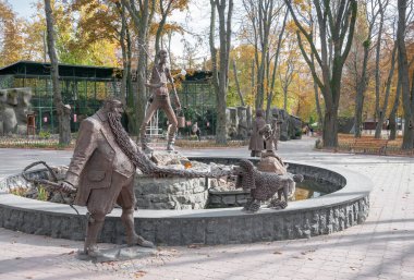 Kyiv, Ukrayna - 10 / 21 / 2021: Kyiv Zoo. Pinokyo filmindeki sahnenin heykelleri çeşmenin yanında. Projeniz için kalite kalıbı