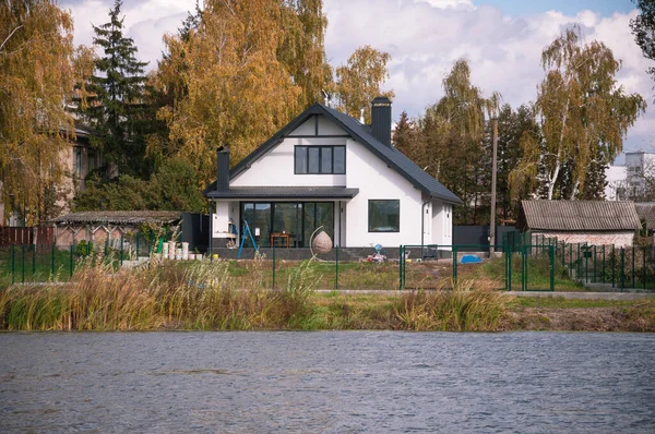 秋天在河边的小房子 为您的项目提供高质量的图像 — 图库照片