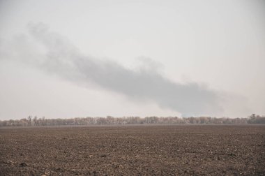 Kyiv, Ukrayna - 03 / 23 / 2022: Rusya-Ukrayna savaşı sırasında imha edilen Rus askeri teçhizatının kara dumanı ufukta görünüyor