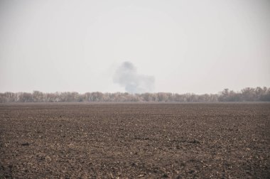 Kyiv, Ukrayna - 03 / 23 / 2022: Rusya-Ukrayna savaşı sırasında imha edilen Rus askeri teçhizatının kara dumanı ufukta görünüyor