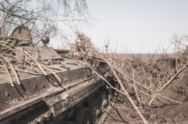 Kyiv, Ukrayna - 03 / 23 / 2022: Rus-Ukrayna savaşı sırasında ormanda gizlenmiş Ukrayna Silahlı Kuvvetleri piyade aracı