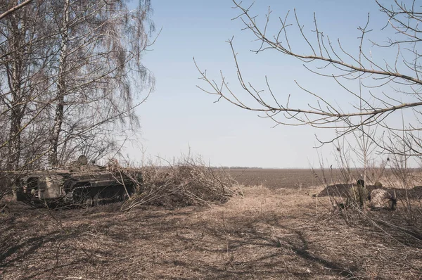 Kyiv, Ukrayna - 03 / 23 / 2022: Rus-Ukrayna savaşı sırasında ormanda gizlenmiş Ukrayna Silahlı Kuvvetleri piyade aracı