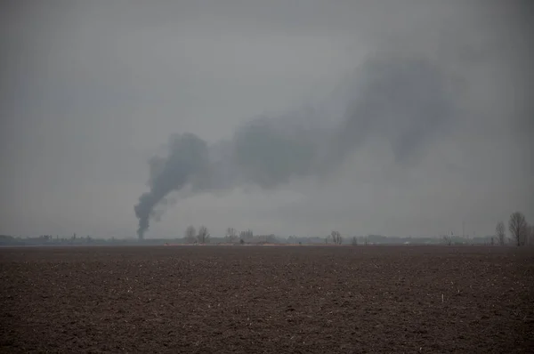 Kijów Ukraina 2022 Czarny Dym Horyzoncie Zniszczonego Rosyjskiego Sprzętu Wojskowego — Zdjęcie stockowe