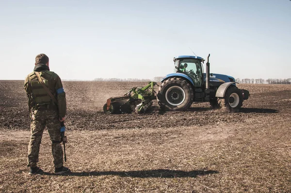 Kyjev Ukrajina 2022 Ukrajinský Voják Teritoriální Obrany Dívá Traktor Orající — Stock fotografie