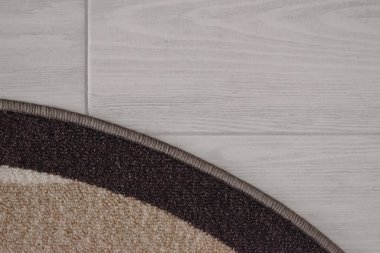 Beyaz lamine arka planda nötr renklerden oluşan bir halı. Yazı için yer var. Projeniz için kalite kalıbı