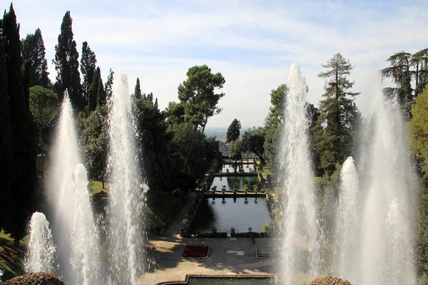 Brunnen und Becken — Stockfoto