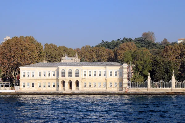Palace on Waterfront — Stock Photo, Image