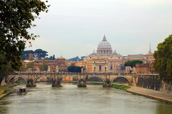 Ponte degli angeli e cupola della cattedrale di San Pietro — Foto Stock