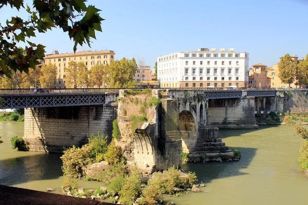 Brücke in rom, italien — Stockfoto