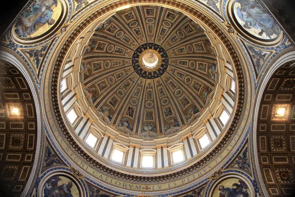 O interior da Basílica de São Pedro — Fotografia de Stock