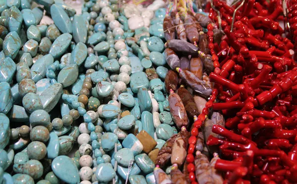 Коралловые и бирюзовые ожерелья — стоковое фото
