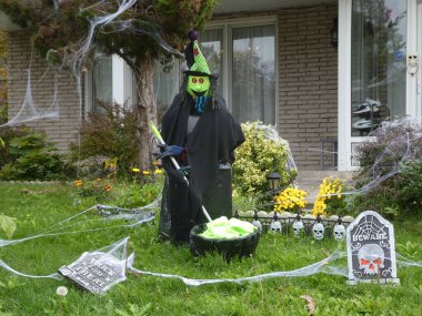 Cadılar Bayramı süslemeleri evin ön bahçesinde