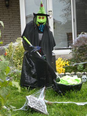 Cadılar Bayramı süslemeleri evin ön bahçesinde