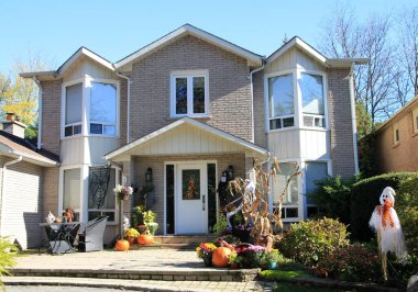 Evin girişinde Cadılar Bayramı süslemeleri