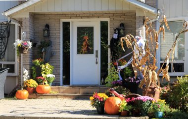 Cadılar Bayramı süslemeleri evin ön bahçesinde
