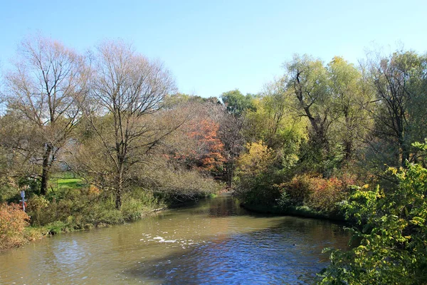 Jesienny Krajobraz Rzeką Drzewami — Zdjęcie stockowe