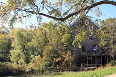 Manzaradaki eski su değirmeni