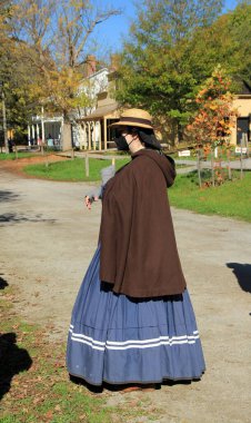 Kanada, Toronto 'da Black Creek Village' da klasik kostümlü bir kadın, 27 Eylül 2021