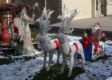 Noel Baba ön bahçede Noel süsü olarak duruyor.