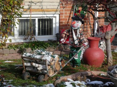 Ön bahçede Noel süslemesi