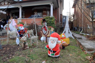 Bahçede Noel süslemeleri