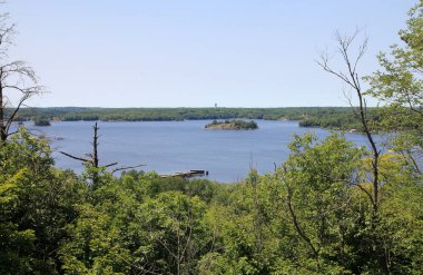 Göl üzerinde göster