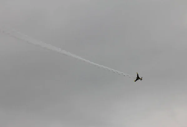 Flugzeug Fliegt Bei Flugschau Den Himmel — Stockfoto