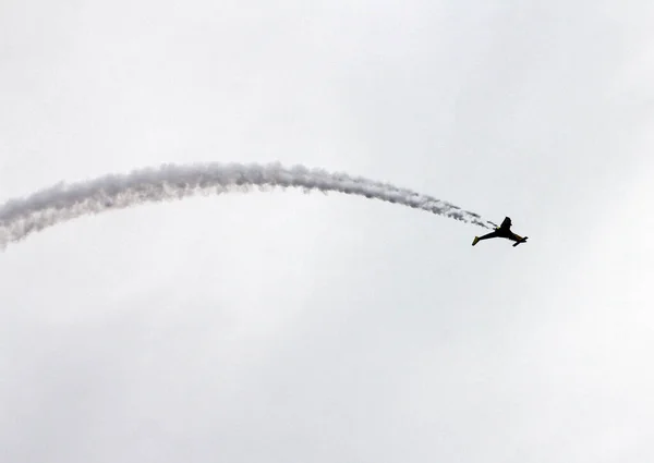 Flugzeug Fliegt Bei Flugschau Den Himmel — Stockfoto