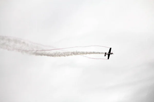 Flugzeug Fliegt Bei Flugschau Den Himmel — Stockfoto