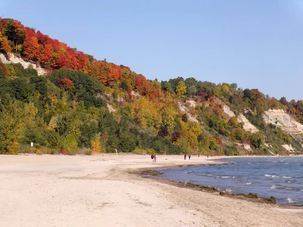 Herbstlandschaft Mit Bunten Bäumen Strand Des Sees — Stockfoto