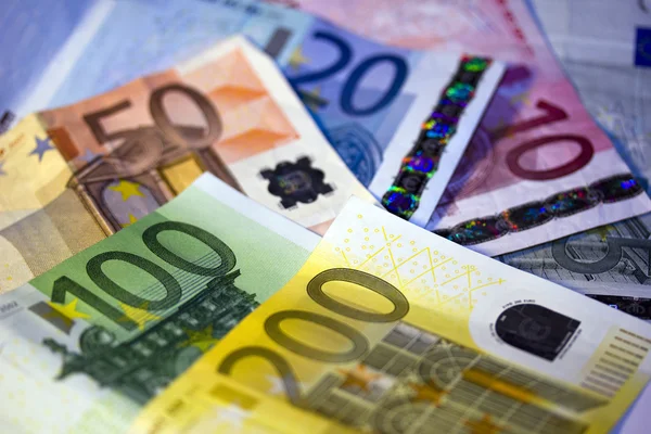 Euro-Scheine auf anderen Euro-Scheinen im Hintergrund — Stockfoto