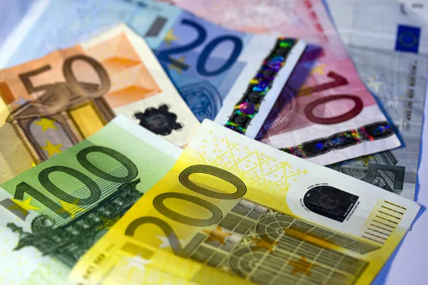 Euro-Scheine auf anderen Euro-Scheinen im Hintergrund — Stockfoto