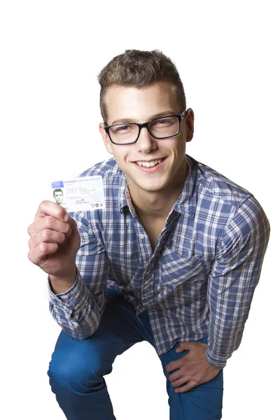 Jonge man pronken zijn rijbewijs — Stockfoto