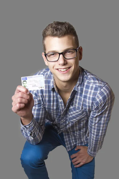 Młody człowiek, pokazując jego prawo jazdy — Zdjęcie stockowe