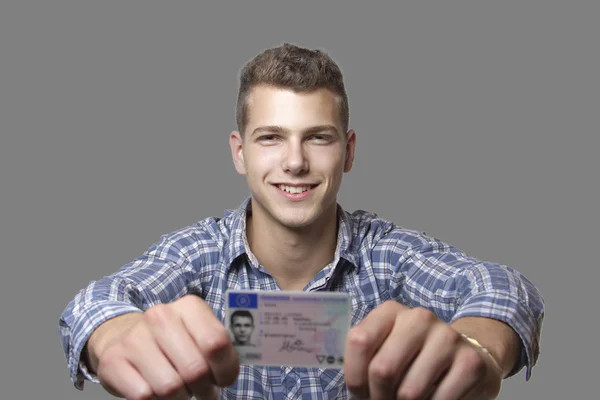 Jonge man pronken zijn rijbewijs — Stockfoto