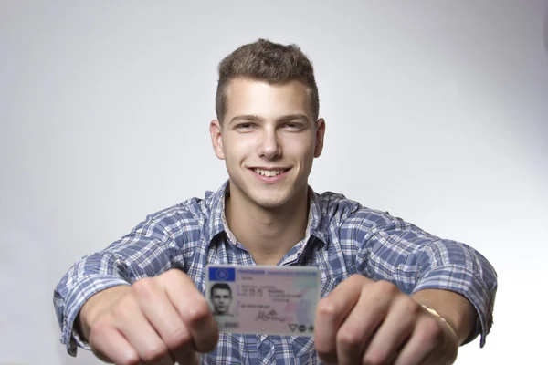 Młody człowiek, pokazując jego prawo jazdy — Zdjęcie stockowe