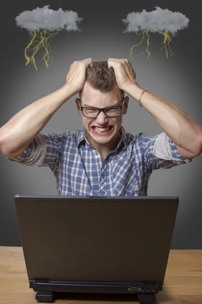 Bir bilgisayar önünde deli oğlan — Stok fotoğraf