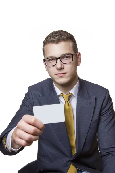 Jovem empresário apresentando seu cartão Bussiness — Fotografia de Stock