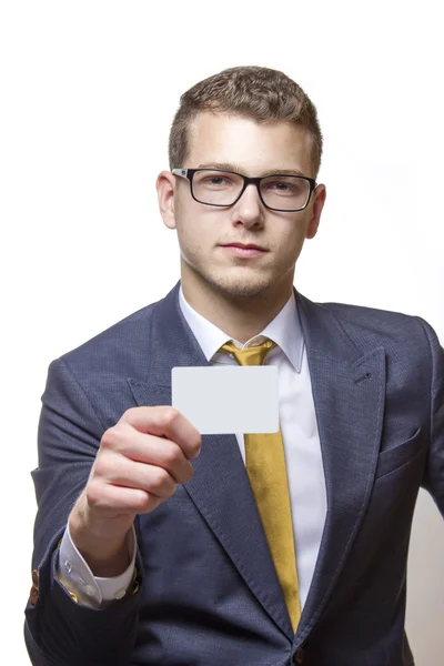 Jovem empresário apresentando seu cartão Bussiness — Fotografia de Stock