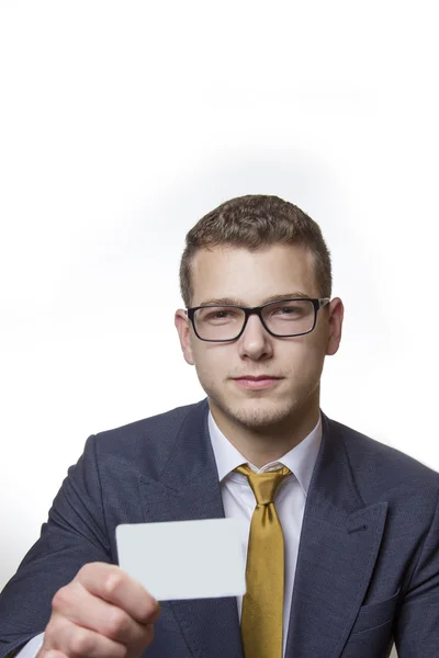 Jovem empresário apresentando seu cartão Bussiness — Fotografia de Stock