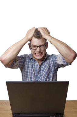 bir bilgisayar önünde deli oğlan