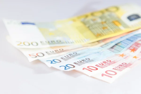 Eurobiljetten liggend op andere notities met witte achtergrond — Stockfoto
