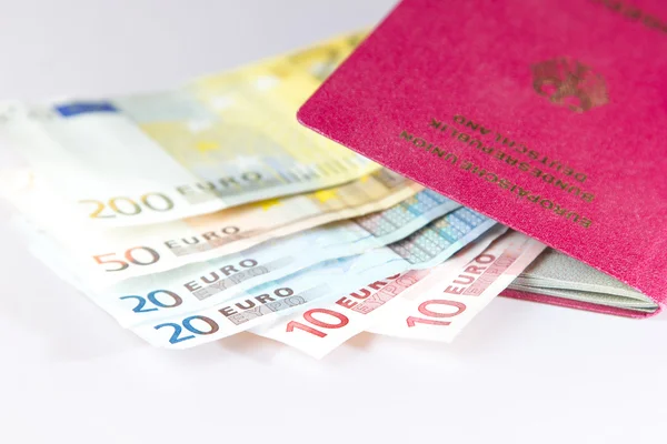Eurobiljetten liggen in het Europese paspoort uit Duitsland — Stockfoto