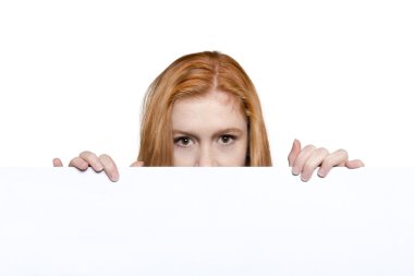 dziewczyna trzyma znak z miejsce na ogłoszenia
