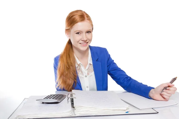 Jonge zakenvrouw is berekenen en schrijven op een papier — Stockfoto