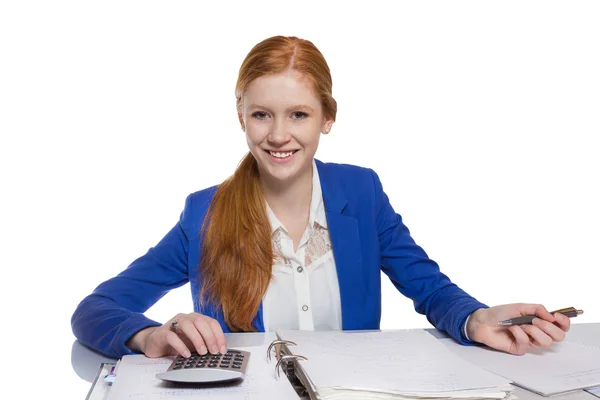 Jonge zakenvrouw is berekenen en schrijven op een papier — Stockfoto
