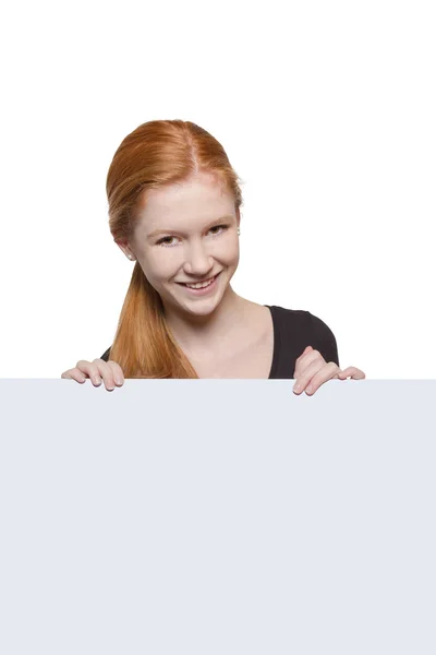 Adolescente chica sosteniendo un cartel con copyspace para anuncios —  Fotos de Stock