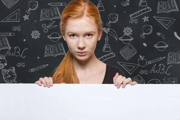 Dospívající dívka drží ceduli s copyspace za reklamu — Stock fotografie